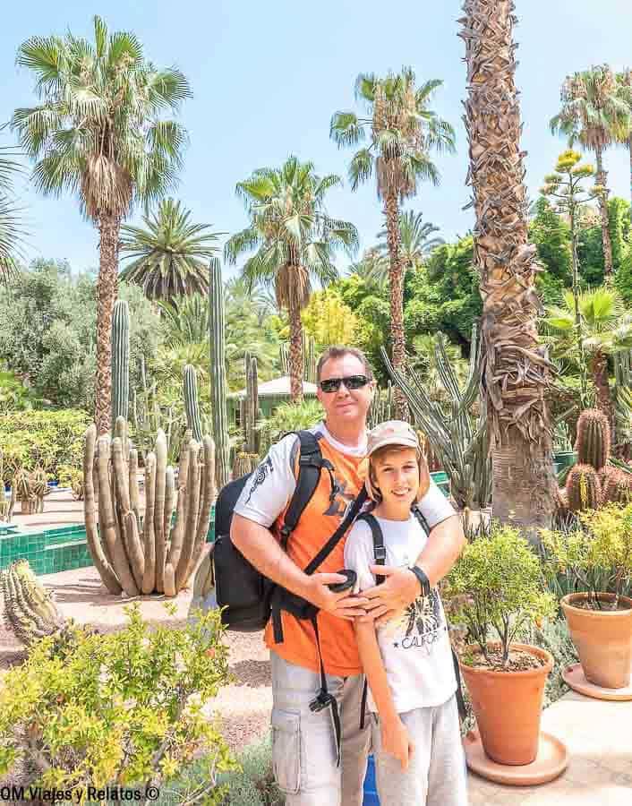 JC y Raúl en un jardín con cactus y palmeras en Marrakech, una parada fresca de qué ver en Marrakech en 4 días.