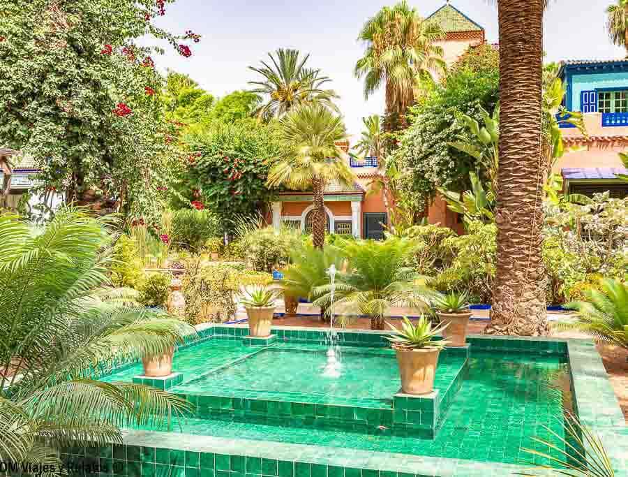 Jardín Majorelle en Marrakech con fuente y vegetación exuberante, imprescindible en qué ver en Marrakech en 4 días.