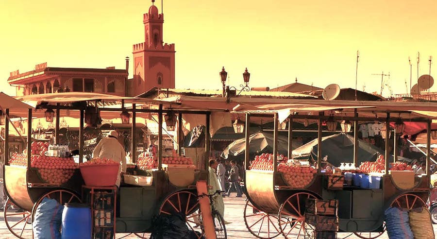 Puestos de zumo de naranja en la plaza Jemaa el-Fna al amanecer, imprescindible en que ver en Marrakech en 4 días.