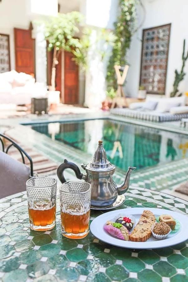 Té a la menta y dulces marroquíes en un riad con piscina, plan relajado de qué ver en Marrakech en 4 días.