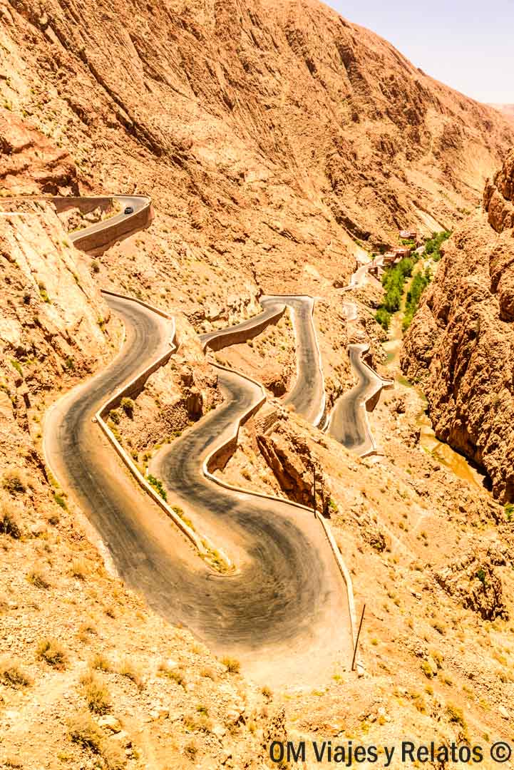 Carretera serpenteante del Valle de Dades, una de las rutas en coche por Marruecos más espectaculares.