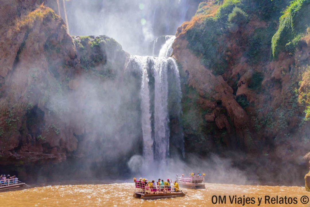 Cascadas de Ouzoud con barcas de turistas frente a la caída de agua, parada imprescindible en una ruta por Marruecos en coche.