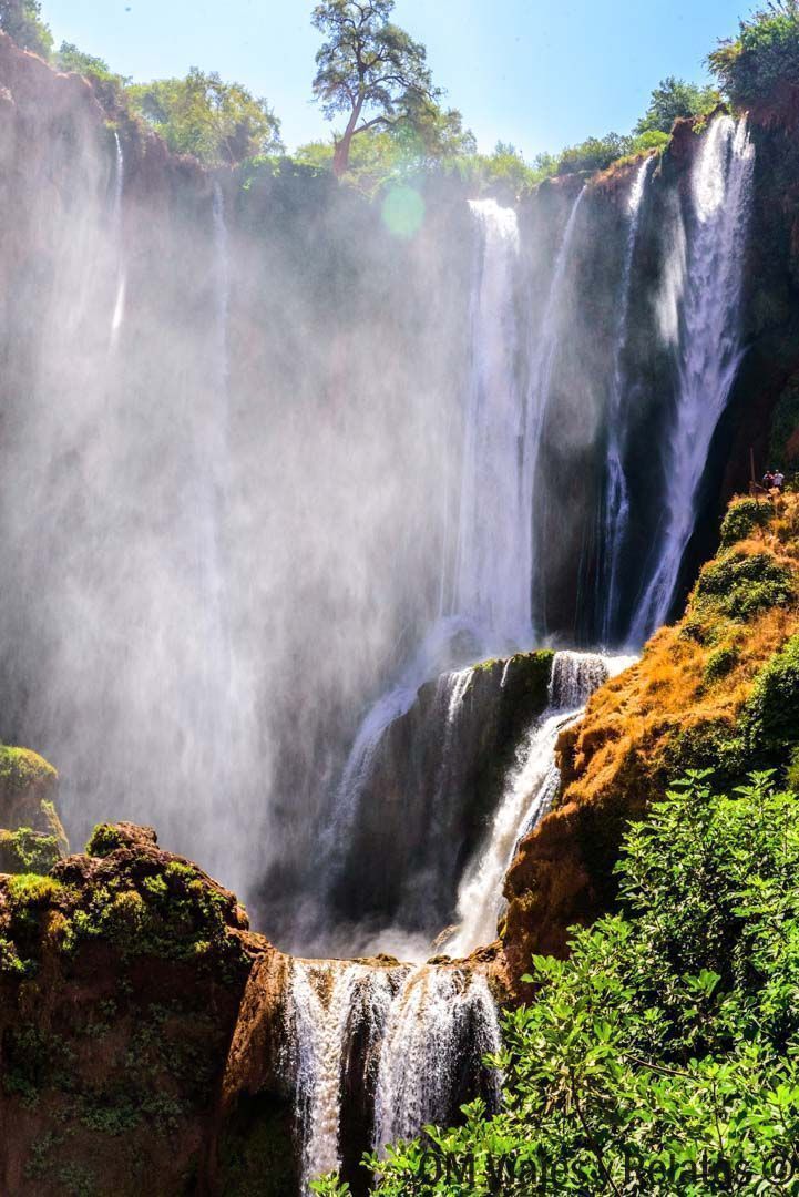 Cascadas de Ouzoud con bruma y vegetación, excursión imprescindible en una ruta por Marruecos en coche.