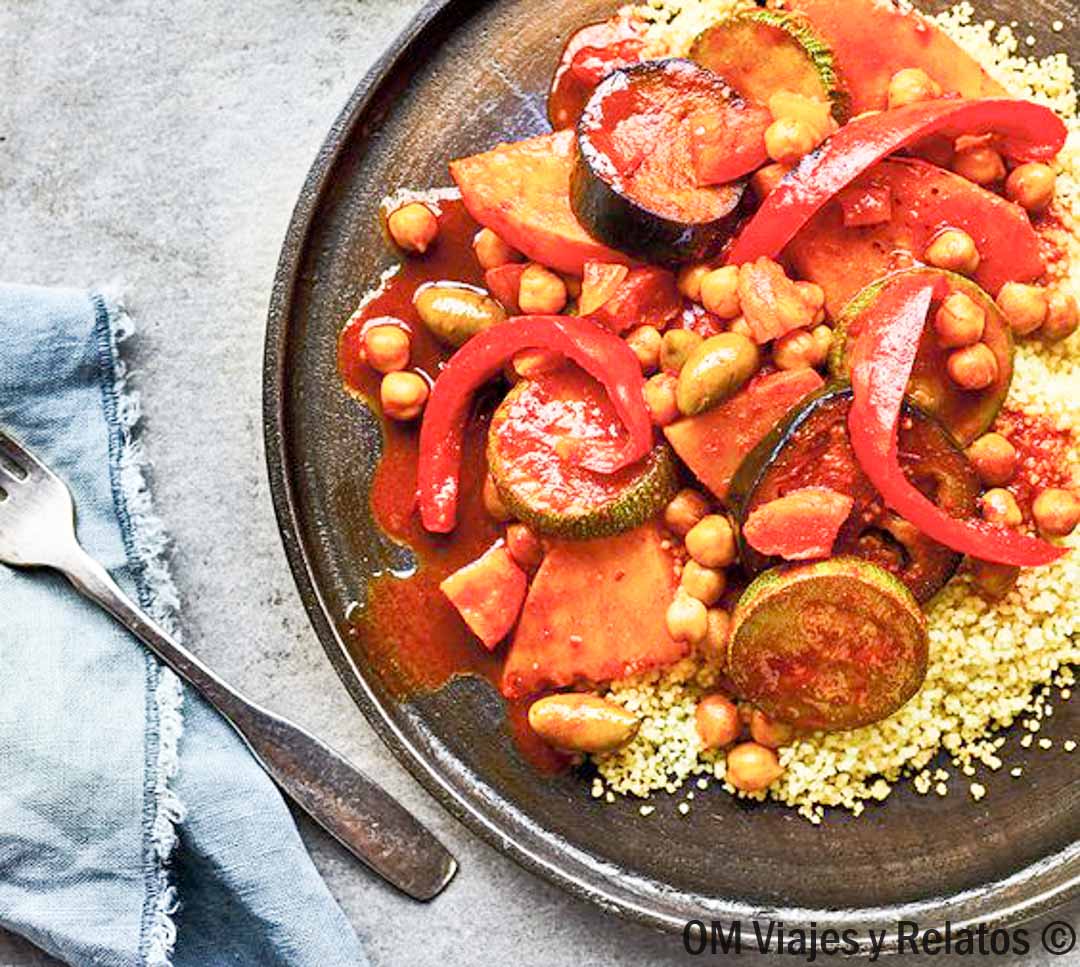 Cuscús con verduras y garbanzos, una comida perfecta para recargar energía en rutas en coche por Marruecos.