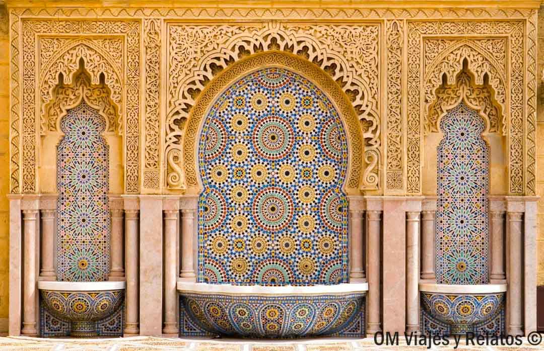 Fuente con mosaicos zellige y arcos decorados, un detalle típico en rutas en coche por Marruecos.