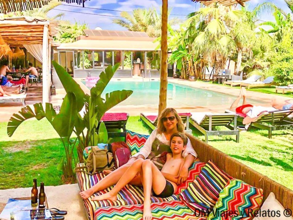 Descanso en familia de OM Viajes y Relatos en Coco Canel junto a la piscina, una pausa perfecta en rutas en coche por Marruecos.