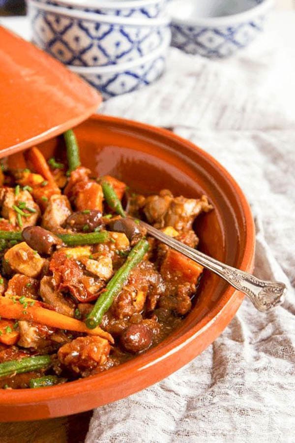 Tajín marroquí con verduras y aceitunas servido en cazuela de barro, imprescindible para qué ver en Marrakech en 4 días.