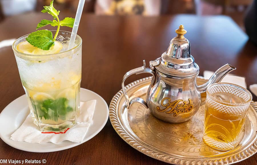 Té a la menta servido en tetera tradicional marroquí con vaso y limonada, plan delicioso de qué ver en Marrakech en 4 días.