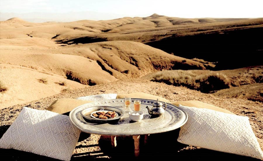 Té a la menta y dulces con vistas al desierto de Agafay, plan diferente de qué ver en Marrakech en 4 días.