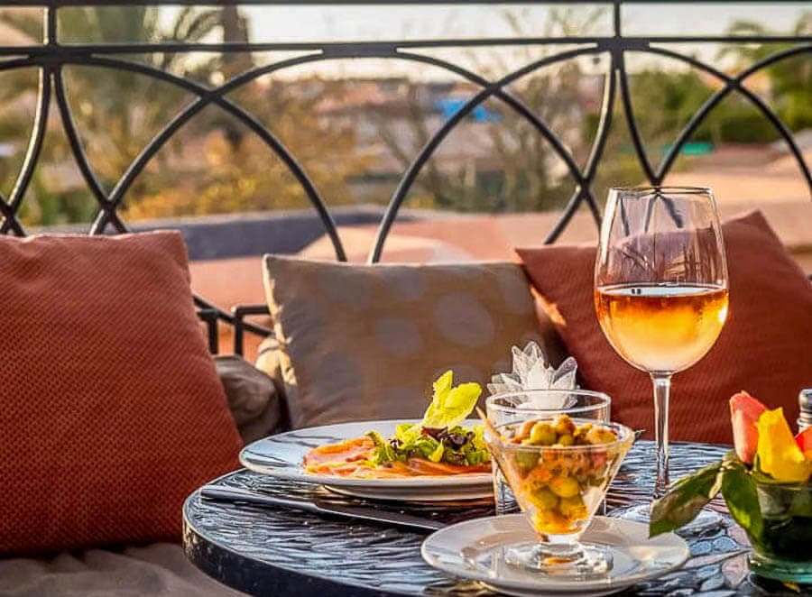 Terraza del restaurante Café Árabe con copa y aperitivo al atardecer, plan top de qué ver en Marrakech en 4 días.