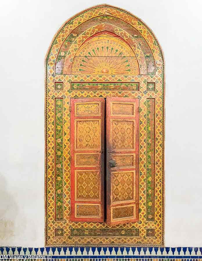 Ventana tradicional marroquí con marco decorado y colores verdes y dorados, detalle bonito de qué ver en Marrakech en 4 días.