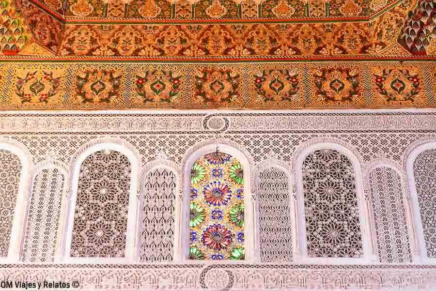 Detalles de yesería y ventana con vidrieras de colores en un palacio de Marrakech, imprescindible en qué ver en Marrakech en 4 días.