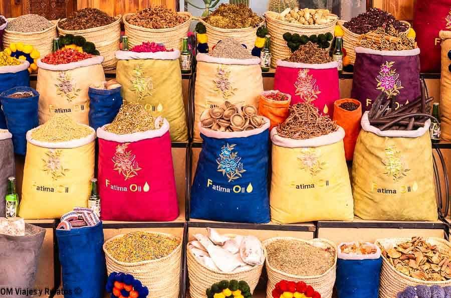 Puestos de especias de colores en el zoco de Marrakech, imprescindible en la ruta de qué ver en Marrakech en 4 días.