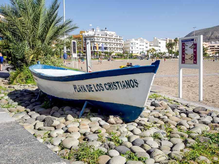 Barca en la Playa de Los Cristianos, una de las zonas más prácticas donde alojarse en Tenerife.