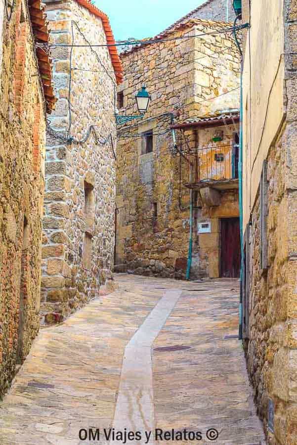Calle de piedra en Fermosella con arquitectura tradicional, una parada con encanto para descubrir rutas en Castilla y Leon.
