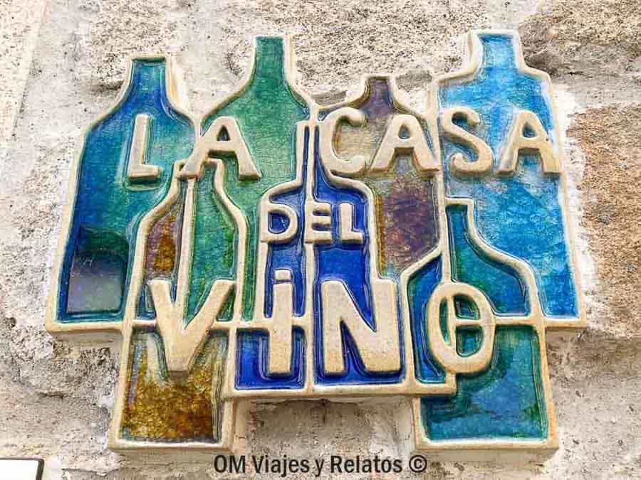 Cartel de La Casa del Vino, una parada con encanto para descubrir rutas en Castilla y León.