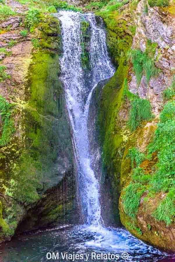 Cascada en Babia rodeada de musgo y vegetación, una ruta con encanto para descubrir rutas en Castilla y Leon.