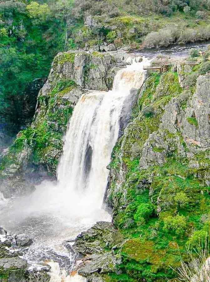 Cascada del Pozo entre rocas y vegetación, una ruta con encanto de rutas en Castilla y León.