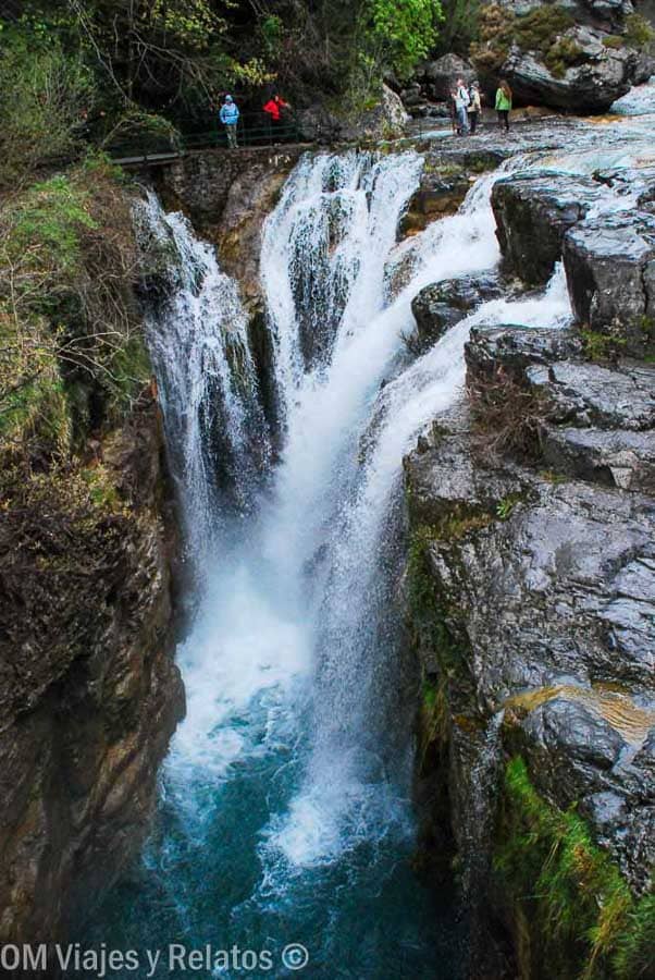 Cascada en la Ruta del Agua del desfiladero de Añisclo, una opción ideal de que ver en Ordesa y Monte Perdido con niños.