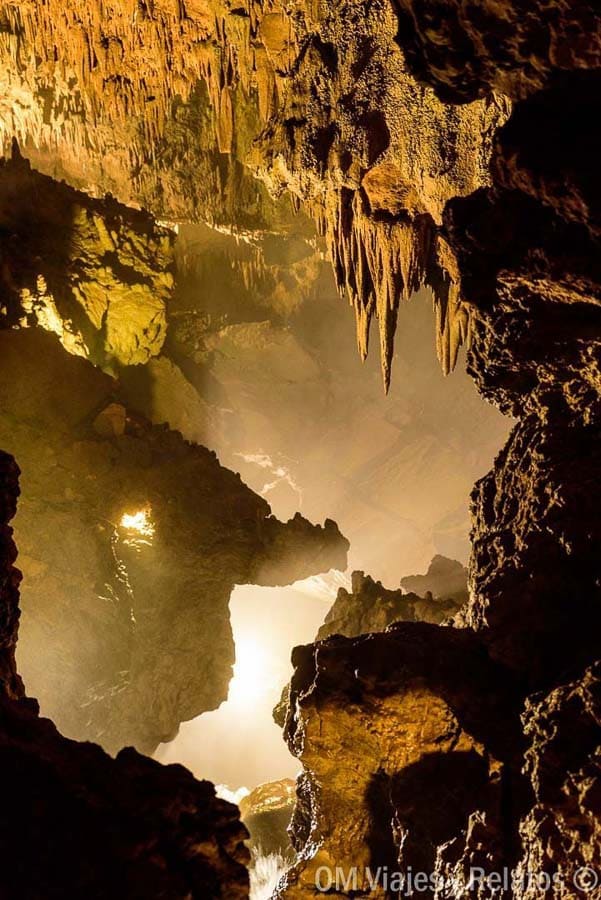 Interior de las Cuevas de Valporquero con estalactitas y formaciones rocosas iluminadas, una ruta imprescindible de rutas en Castilla y León.