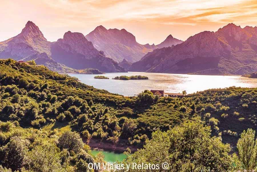 Embalse de Riaño en los fiordos leoneses rodeado de montañas, una ruta imprescindible para descubrir rutas en Castilla y Leon.