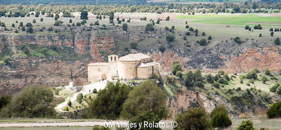 Ermita junto al cañón en las Hoces del Río Duratón, una parada imprescindible para descubrir rutas en Castilla y Leon.