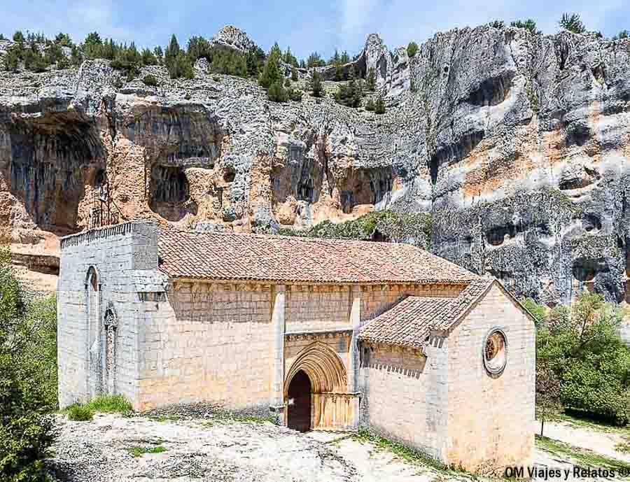 Ermita de San Bartolomé en el Cañón del Río Lobos rodeada de paredes rocosas, una parada imprescindible para descubrir rutas en Castilla y Leon.
