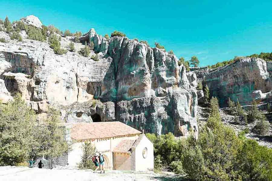 Ermita de San Bartolomé al pie de un paisaje rocoso, una parada con encanto para descubrir rutas en Castilla y León.