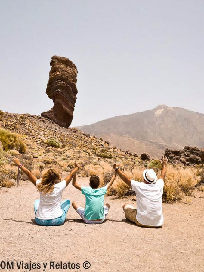 Foto familiar de OM Viajes y Relatos frente al Roque Cinchado en el Teide, una imagen perfecta para inspirarte sobre donde alojarse en Tenerife.