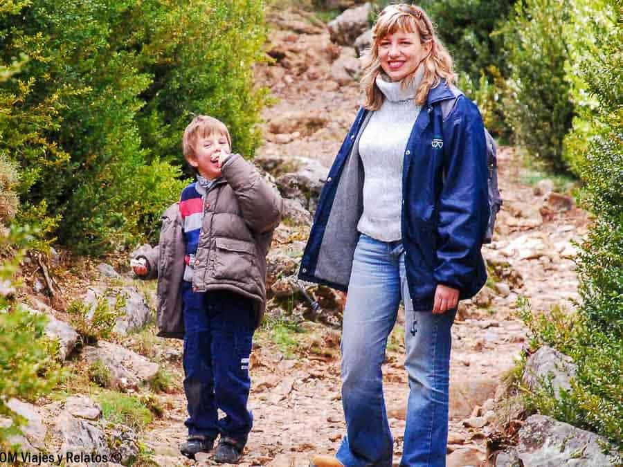 Foto mía y de mi hijo caminando por un sendero de montaña, una ruta ideal de que ver en Ordesa y Monte Perdido.