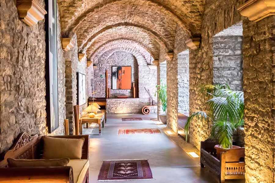 Interior de un balneario en el Pirineo aragonés, un plan relajante de que ver en Ordesa y Monte Perdido.