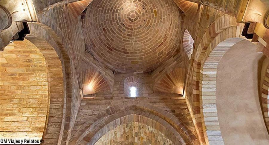 Interior del Hotel Convento de Mave con bóvedas de piedra y arquitectura histórica, una parada con encanto para descubrir rutas en Castilla y León.