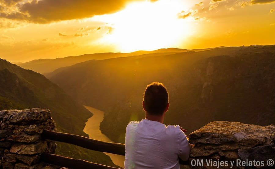 JC en el mirador de los Arribes del Duero al atardecer con vistas al cañón, una imagen inspiradora para hablar de rutas en Castilla y Leon.