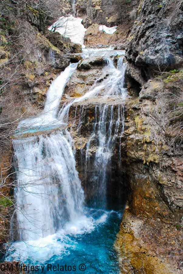 Las Gradas de Soaso con cascadas escalonadas y aguas turquesas en Ordesa, una visita imprescindible de que ver en Ordesa y Monte Perdido.