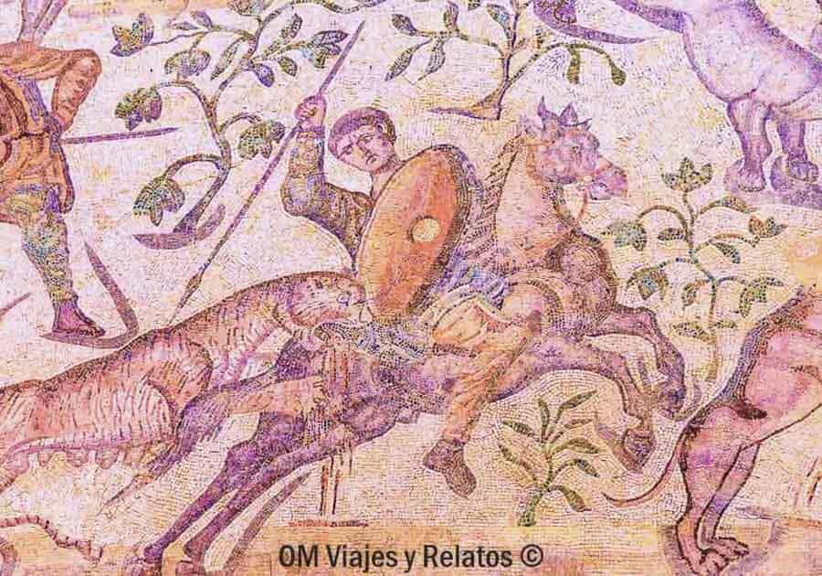Mosaico de escena de caza en la Villa Romana La Olmeda, una visita cultural imprescindible para descubrir rutas en Castilla y Leon.