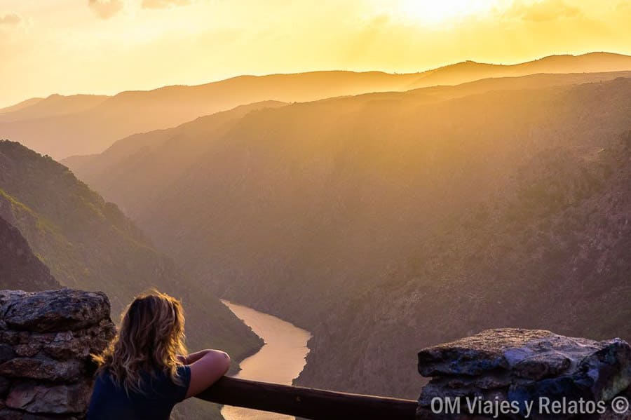 Servidora contemplando el cañón de los Arribes del Duero al atardecer, una imagen inspiradora para hablar de rutas en Castilla y León.
