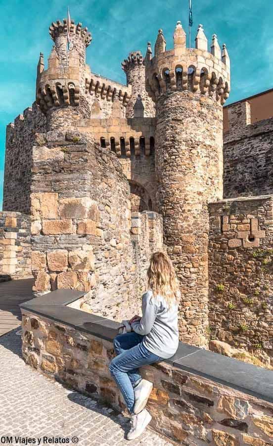 Servidora junto al castillo templario de Ponferrada, una parada imprescindible de rutas en Castilla y Leon.