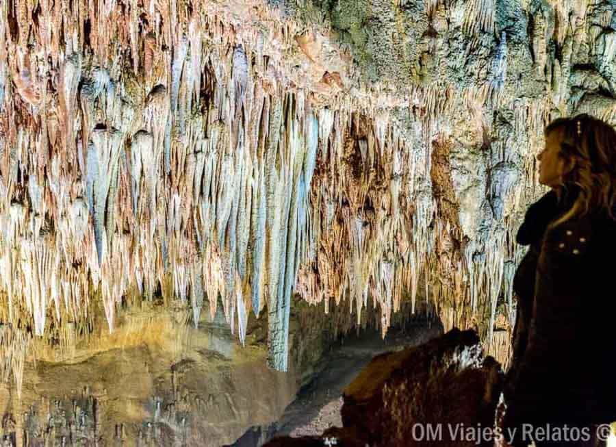 Servidora admirando las estalactitas en las Cuevas de Valporquero, una ruta imprescindible de rutas en Castilla y Leon.