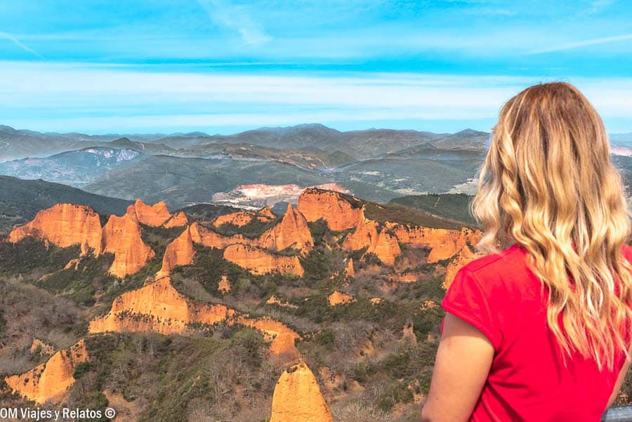 Foto mía contemplando el paisaje rojizo de Las Médulas desde un mirador, una ruta imprescindible de rutas en Castilla y León.