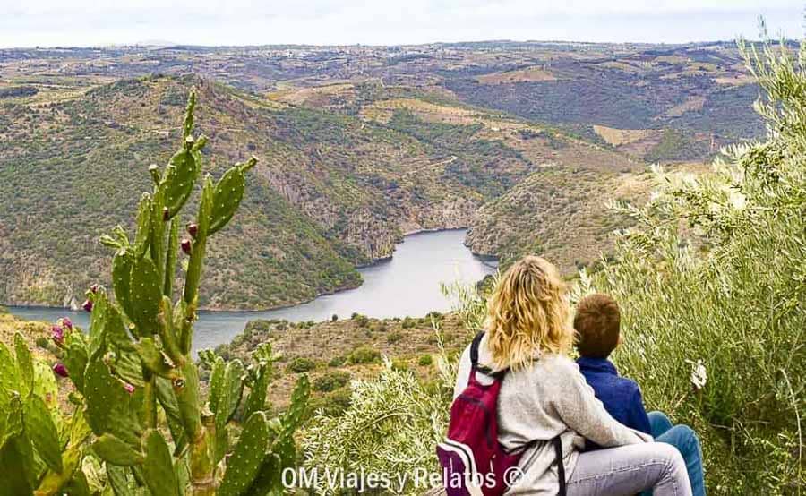 Yo y mi hijo contemplando un mirador de los Arribes del Duero, una imagen inspiradora para hablar de rutas en Castilla y León.