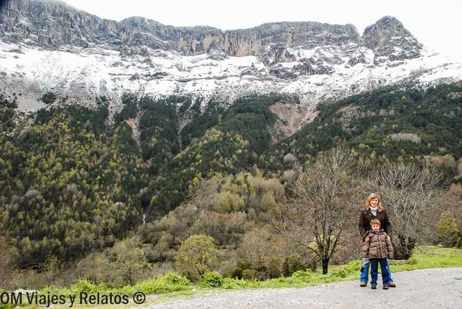 Mi hijo y yo en un mirador con montañas nevadas al fondo, una de las mejores ideas de que ver en Ordesa y Monte Perdido.
