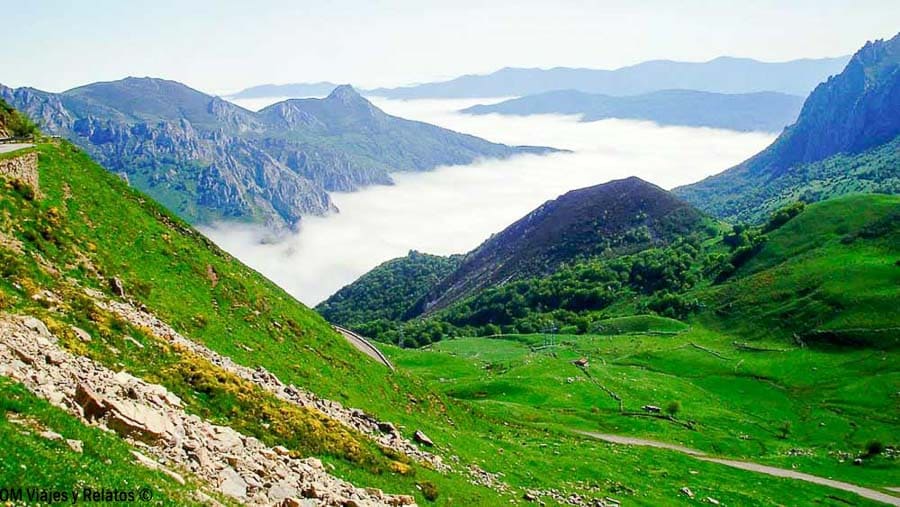Paisaje de Babia con montañas verdes y mar de nubes, una ruta espectacular para descubrir rutas en Castilla y Leon.