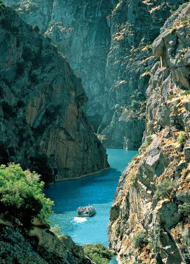 Paseo en barco por los Arribes del Duero entre impresionantes paredes rocosas, una experiencia imprescindible de rutas en Castilla y Leon.