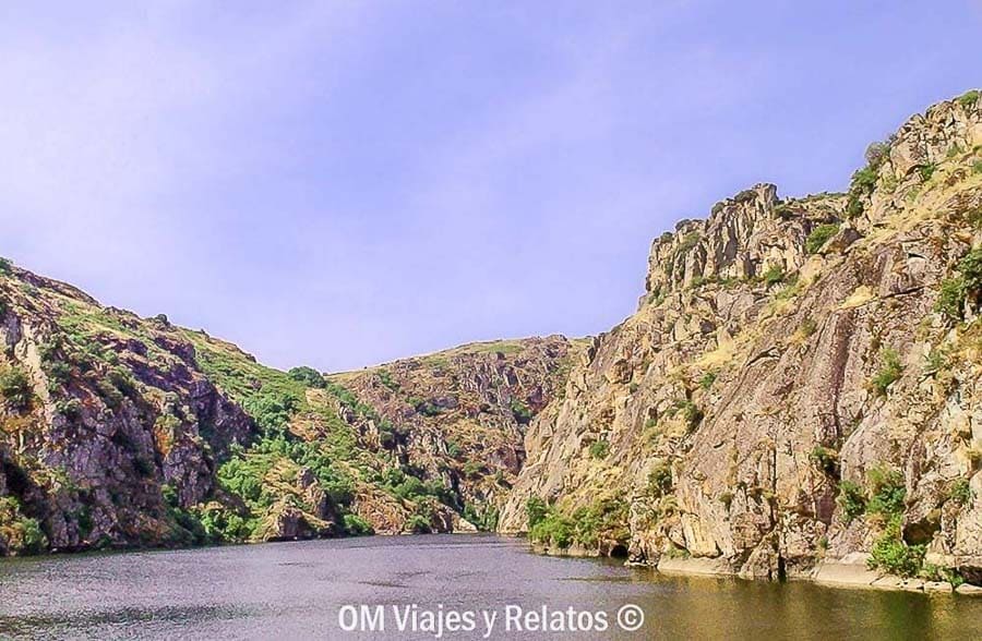 Paseo en barco por un cañón fluvial entre paredes rocosas, una experiencia imprescindible de rutas en Castilla y Leon.