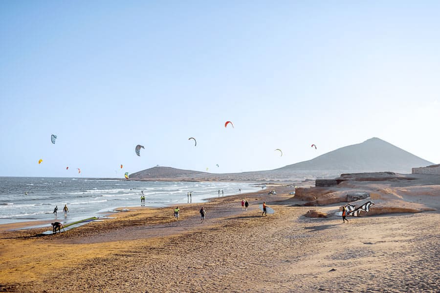 Playa de El Médano en Tenerife con kitesurf y ambiente costero, una de las zonas más recomendadas donde alojarse en Tenerife.