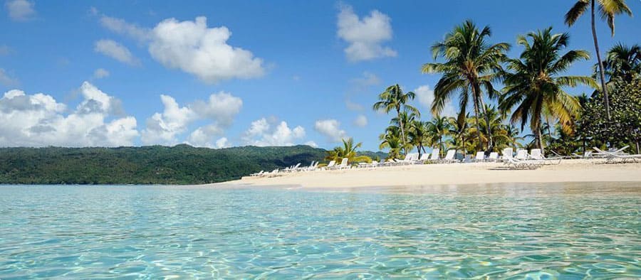 Cayo Levantado con arena blanca, palmeras y agua cristalina, una de las playas de Samana más famosas.