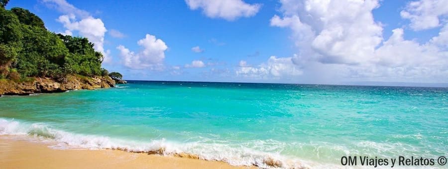 Cala de agua turquesa y arena dorada, una de las playas de Samaná perfectas para bañarse y desconectar.
