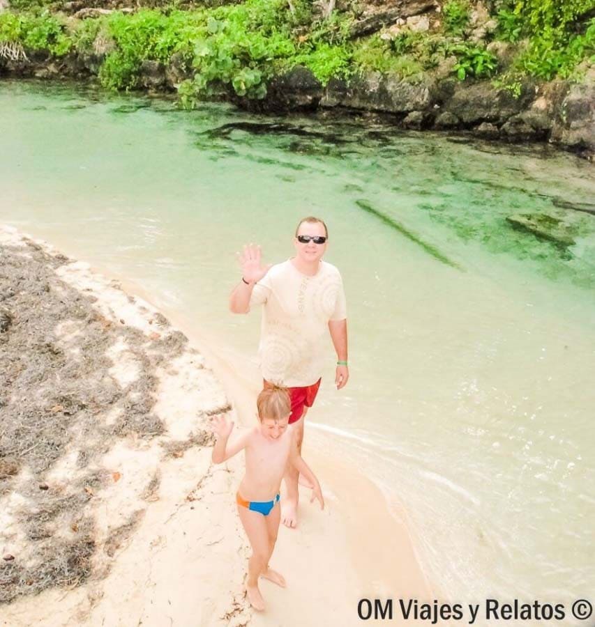 JC e hijo disfrutando de una cala tranquila en Playa Rincón, una de las playas de Samaná más bonitas.