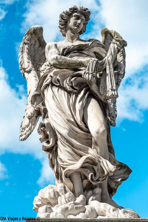 Estatua de un ángel en el Puente Sant’Angelo con cielo azul de fondo, un imprescindible en que ver en Roma en 4 dias.