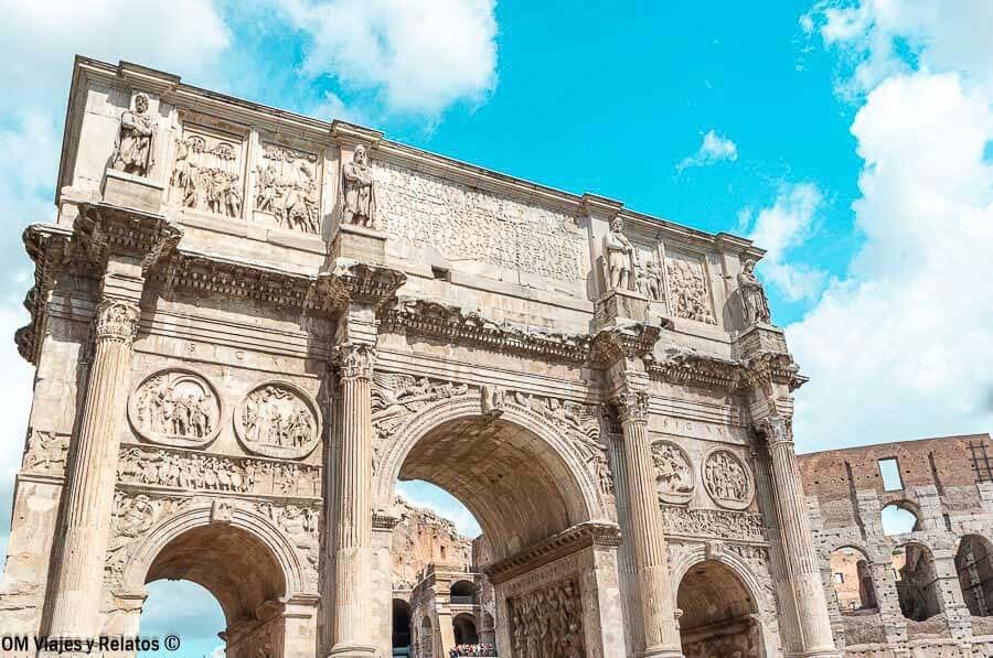 Arco de Constantino con relieves y el Coliseo al fondo, imprescindible en que ver en Roma en 4 días.